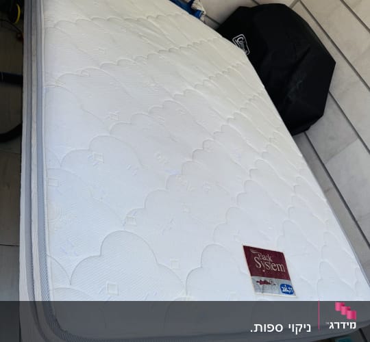 מזרן נקי על רצפה עם תווית